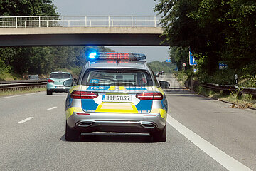 Hamburg  Deutschland  Einsatzfahrzeug der Polizei weist auf der A24 auf Gefahr hin