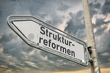 Symbolischer Wegweiser Strukturreformen