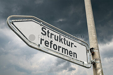 Symbolischer Wegweiser Strukturreformen