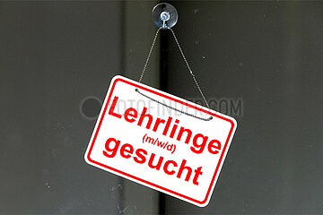 Symbolisches Fensterschild Lehrlinge gesucht
