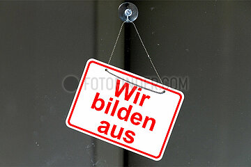 Symbolisches Fensterschild Wir bilden aus