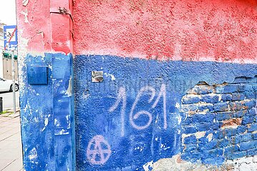 Antifa-Graffitti auf einere Fassade in den Nationalfarben Serbiens