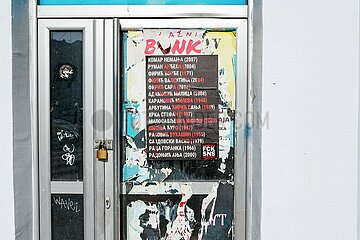 Plakat mit den Namen der 15 Todesopfer des Einsturzes des Bahnhofsdachs in Novi Sad