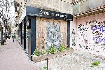 Mural an der Fassade einer Hemdenschneiderei