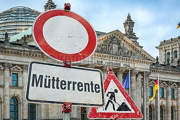 Symbolische Schilder Muetterrente