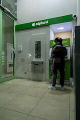 Albanien  Tirana - Kundin der otpbank am Geldautomaten  OTP Bank Rt. ist eine Bankengruppe in Zentral- und Osteuropa und die groesste ungarische Bank
