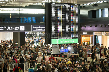 Rom  Italien  Reisende warten im Terminal 1 des Flughafen Rom-Fiumicino auf das Boarding