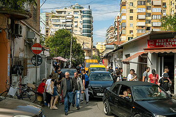 Albanien  Tirana - wuseliger Verkehr in einem Wohnbezirk im Zentrum