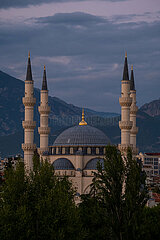 Albanien  Tirana - Grosse Moschee von Tirana (2022)  auch Namazgah-Moschee  gilt als groesste Moschee des Balkans (5000 Plaetze) und ist ein Prestigeobjekt