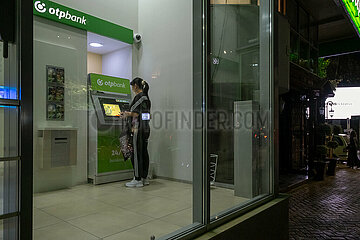 Albanien  Tirana - Kundin der otpbank am Geldautomaten  OTP Bank Rt. ist eine Bankengruppe in Zentral- und Osteuropa und die groesste ungarische Bank