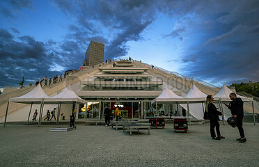 Albanien  Tirana - Pyramide von Tirana  1988 als Enver-Hoxha-Museum erbaut  dem 1985 verstorbenen Diktator gewidmet  heute Veranstaltungsort  Aussichtsplattform  Touristenmagnet