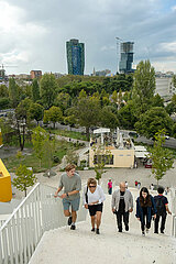 Albanien  Tirana - Treppe auf die Pyramide von Tirana  1988 als Enver-Hoxha-Museum erbaut  dem 1985 verstorbenen Diktator gewidmet  heute Veranstaltungsort  Aussichtsplattform  Touristenmagnet