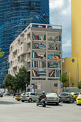 Albanien  Tirana - Wohnblock mit Wandbild steht fuer die Verschoenerung der Stadt in den letzten Jahren