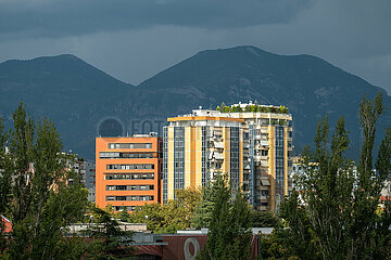 Albanien  Tirana - Wohnblocks im Zentrum