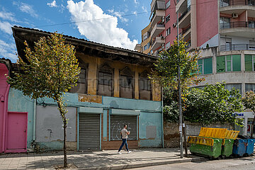 Albanien  Tirana - verfallenes Haus im Zentrum