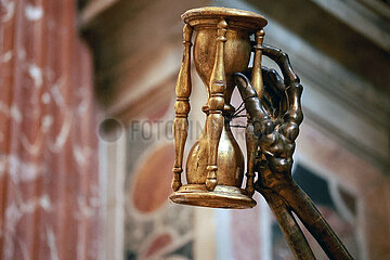 Rom  Italien  knoecherne Hand haelt eine Sanduhr hoch