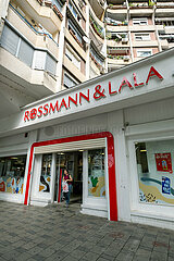 Albanien  Tirana - Rossmann-Filiale im Zentrum