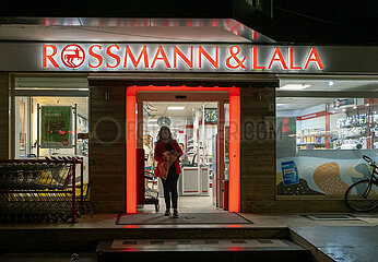 Albanien  Tirana - Rossmann-Filiale im Zentrum