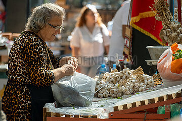 Albanien  Tirana - der Markt Pazari i Ri  mit neuer Markthalle fuer Einheimische und auch Touristenattraktion  Einheimische kauft Lebenmittel