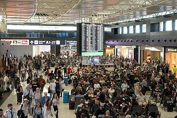 Rom  Italien  Reisende warten im Terminal 1 des Flughafen Rom-Fiumicino auf das Boarding