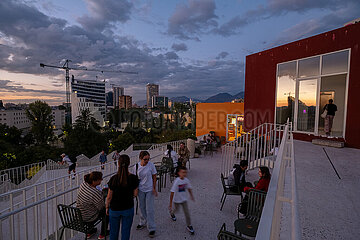 Albanien  Tirana - auf der Pyramide von Tirana  1988 als Enver-Hoxha-Museum erbaut  dem 1985 verstorbenen Diktator gewidmet  heute Veranstaltungsort  Aussichtsplattform  Touristenmagnet