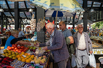 Albanien  Tirana - der Markt Pazari i Ri  mit neuer Markthalle fuer Einheimische und auch Touristenattraktion  Einheimische kaufen Lebenmittel