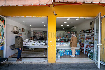 Albanien  Tirana - Fischgeschaeft links  Lebensmittel allgemein rechts