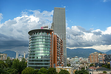 Albanien  Tirana - Blick auf die Stadt von der Pyramide von Tirana  vorne der European Trade Center (ETC)  links Grosse Moschee von Tirana  rechts Wohnviertel