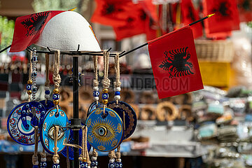 Albanien  Tirana - Souvenirs am Markt Pazari i Ri  mit neuer Markthalle fuer Einheimische und auch Touristenattraktion