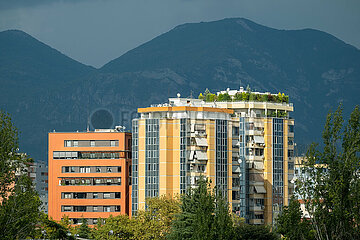 Albanien  Tirana - Wohnblocks im Zentrum