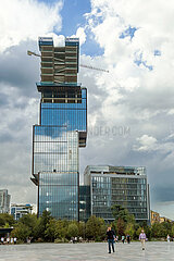 Albanien  Tirana - Hochhaus im Bau (zur Zeit der Aufnahme pausiert) am Skanderberg-Platz