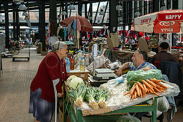 Albanien  Tirana - der Markt Pazari i Ri  mit neuer Markthalle fuer Einheimische und auch Touristenattraktion  Einheimische bei einem Schwatz mit Verkaeufer