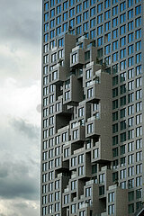 Albanien  Tirana - Shitet Apartament 2+1 - Downtown One  originelle Fassade mit ausgewoelbten Balkons an einem der vielen neuen Hochhaeuser im Zentrum