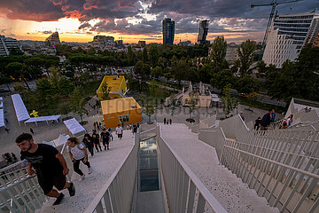 Albanien  Tirana - Treppe auf die Pyramide von Tirana  1988 als Enver-Hoxha-Museum erbaut  dem 1985 verstorbenen Diktator gewidmet  heute Veranstaltungsort  Aussichtsplattform  Touristenmagnet