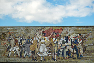 Albanien  Tirana - Wandbild mit einem Mosaik ueber dem Haupteingang zum Historischen Nationalmuseum