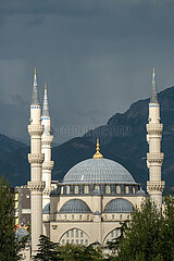 Albanien  Tirana - Grosse Moschee von Tirana (2022)  auch Namazgah-Moschee  gilt als groesste Moschee des Balkans (5000 Plaetze) und ist ein Prestigeobjekt