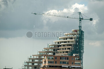 Albanien  Tirana - Hochhaus im Bau (Buerohaus  zur Zeit der Aufnahme pausiert) im Zentrum  vorne ein Wohnhaus