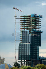 Albanien  Tirana - Hochhaus im Bau (zur Zeit der Aufnahme pausiert) am Skanderberg-Platz