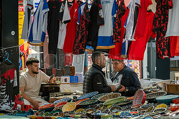 Albanien  Tirana - Haendler warten auf Kunden am Markt Pazari i Ri  mit neuer Markthalle fuer Einheimische und auch Touristenattraktion