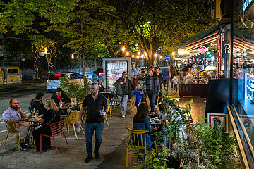 Albanien  Tirana - Kneipenmeile Kalaja Toptani im Zentrum  auch Touristenattraktion jedoch mehr Einheimische unterwegs
