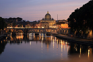 Rom  Italien  Blick auf den Tiber  die Engelsbruecke und den Petersdom am Abend