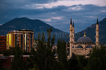 Albanien  Tirana - Grosse Moschee von Tirana (2022)  auch Namazgah-Moschee  gilt als groesste Moschee des Balkans (5000 Plaetze)  links Wohnblocks
