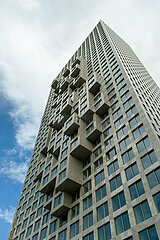 Albanien  Tirana - Shitet Apartament 2+1 - Downtown One  originelle Fassade mit ausgewoelbten Balkons an einem der vielen neuen Hochhaeuser im Zentrum
