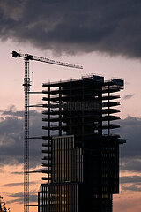 Albanien  Tirana - Hochhaus im Bau (zur Zeit der Aufnahme pausiert) am Skanderberg-Platz