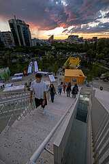 Albanien  Tirana - Treppe auf die Pyramide von Tirana  1988 als Enver-Hoxha-Museum erbaut  dem 1985 verstorbenen Diktator gewidmet  heute Veranstaltungsort  Aussichtsplattform  Touristenmagnet
