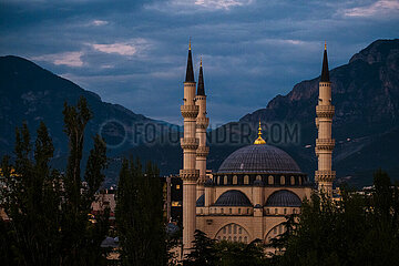 Albanien  Tirana - Grosse Moschee von Tirana (2022)  auch Namazgah-Moschee  gilt als groesste Moschee des Balkans (5000 Plaetze) und ist ein Prestigeobjekt