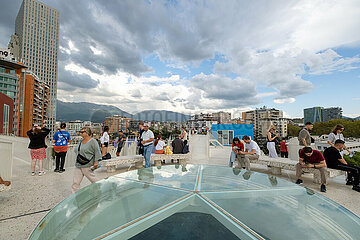 Albanien  Tirana - auf der Pyramide von Tirana  1988 als Enver-Hoxha-Museum erbaut  dem 1985 verstorbenen Diktator gewidmet  heute Veranstaltungsort  Aussichtsplattform  Touristenmagnet