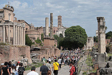 Rom  Italien  Menschen besichtigen das Forum Romanum
