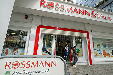 Albanien  Tirana - Rossmann-Filiale im Zentrum