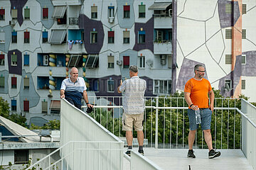 Albanien  Tirana - die bunten Haeuser Blick bei der Pyramide von Tirana sind ein Symbol fuer die Verschoenerung der Stadt in den letzten Jahren